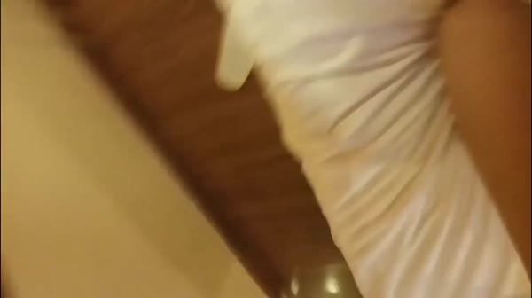 最近搞到手的唐山熟女富姐，后入把她操爽了直流水 偷偷摘掉套子抽插